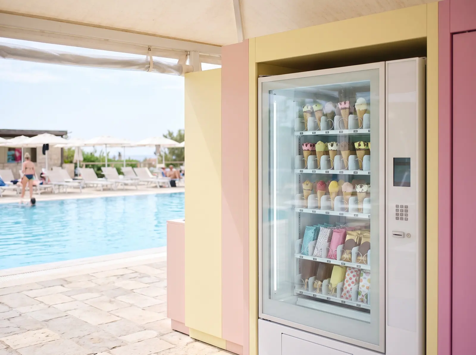 Eisautomat unter einem Vordach an einem Freibad